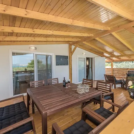 Yvana Villa Pakostane