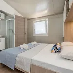 Yvana פאקוסטאן