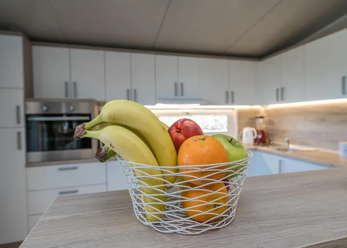 Yvana פאקוסטאן