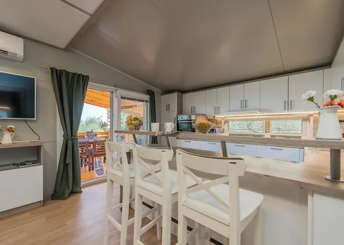 Yvana Villa *