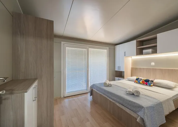 Yvana פאקוסטאן